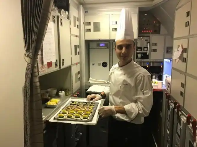 飞机上的厨房长什么样?能做饭吗?