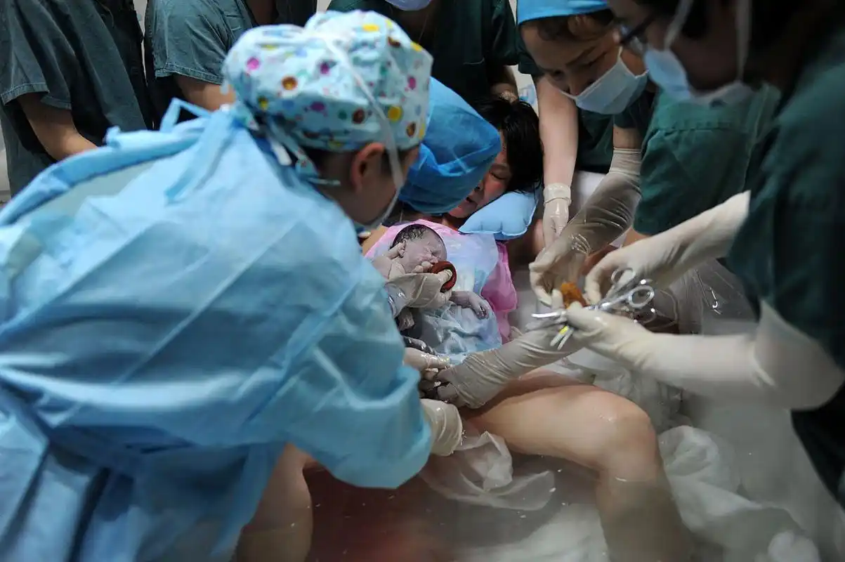 分娩是指女性怀孕期间,胎儿在子宫内发育成熟后,通过阴道分娩的过程.