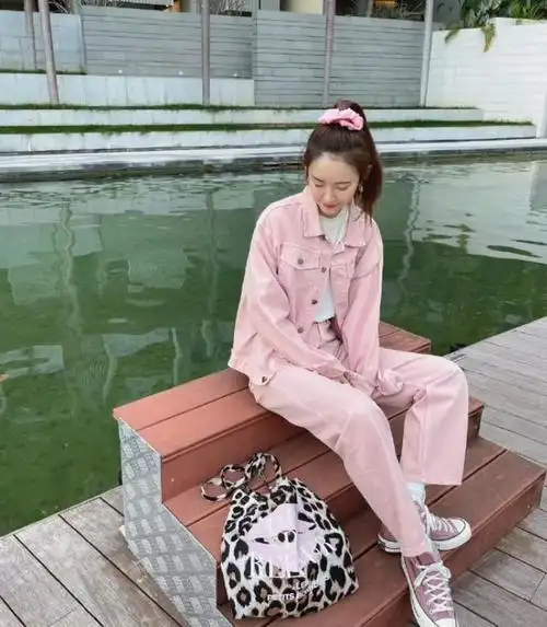 陈赫老婆张子萱也太少女了吧,一身粉造型比学生都显嫩,真活力