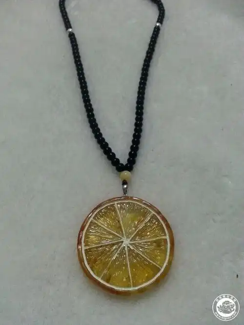 图七.本人新年新作,纯手工制作琥珀柠檬片吊坠,详情请见淘宝信息.