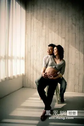 港艺人抱大肚老婆拍怀孕写真 场面温馨甜蜜[高清大图]