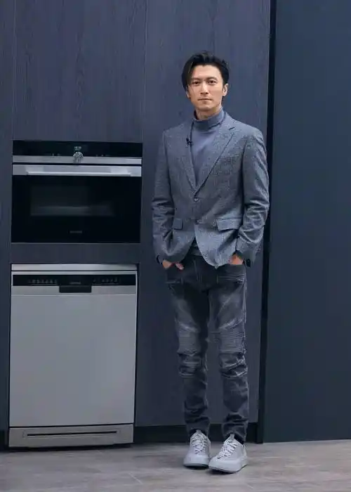 穿西装的帅哥(40岁的男人穿西装) - 赤虎壹号