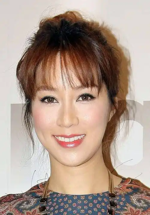 徐子淇难得穿对一次,穿不规则连衣裙配粗腰带,身材比例太惊艳_色彩