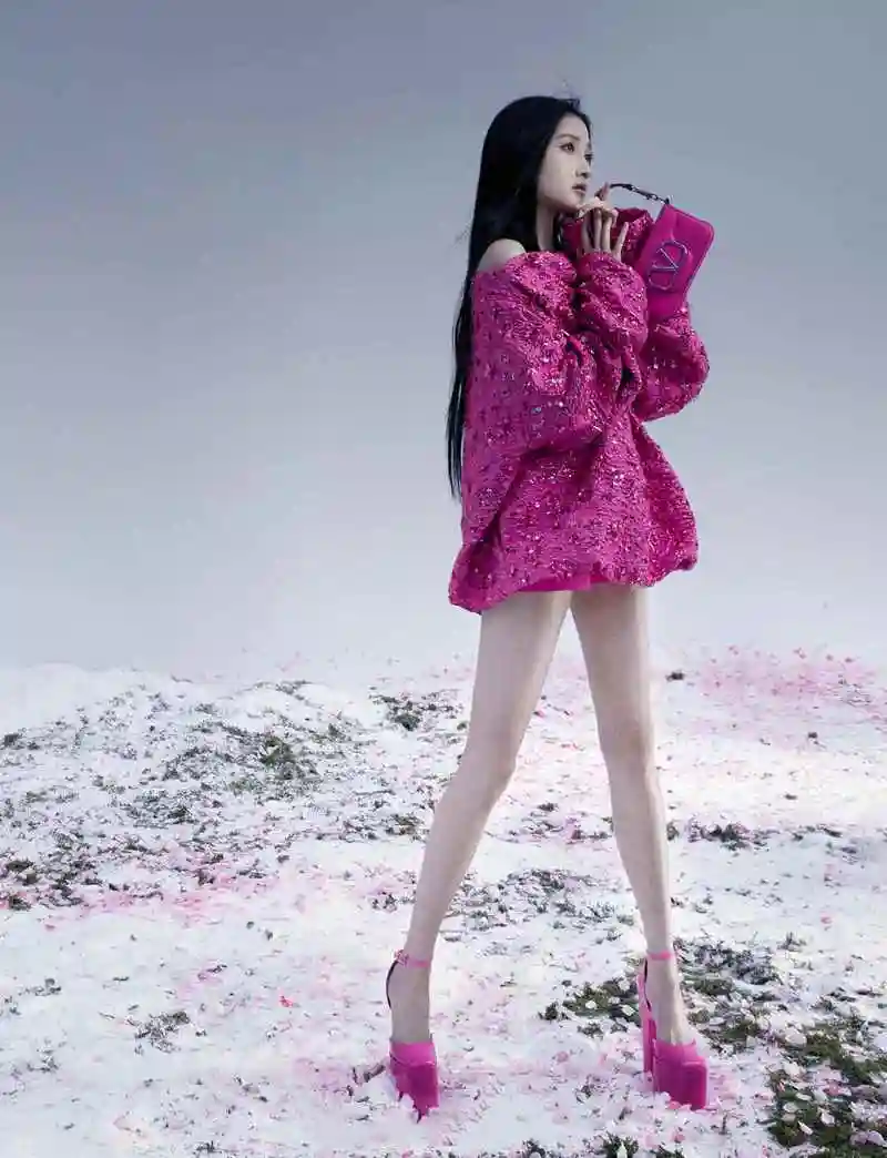 关晓彤时尚大片又美又飒,粉色和黑色打造出冷艳和明媚,优雅成熟