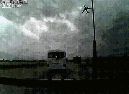 坠毁跳伞表演严重事故,最后一刻俄罗斯战机撞向人群二战时期的飞机