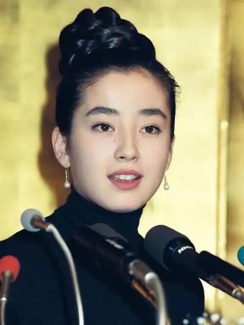 纪实她14岁被母亲送给导演拍裸体写真被母亲操控人生真可悲