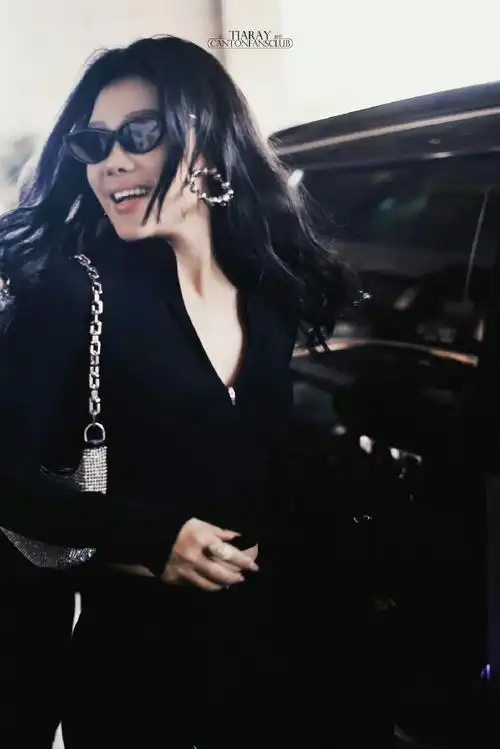 tia的t原来是这个t#这墨镜,这腹肌,这搂腰的手,原来tia袁娅维的t是