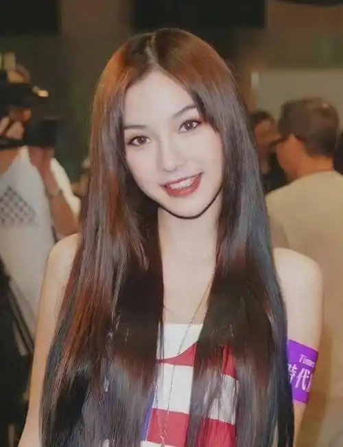 出道前照片曝光,妩媚中透着英气,我相信她只是整了牙_明星_年龄_时候