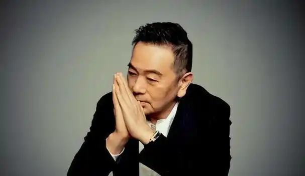 张晨光长期吃剩饭菜一件衣服穿35年却因一场直播被骂哭