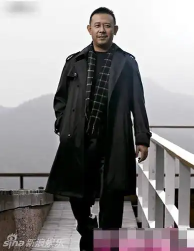 【星衣神探】高仓健引领硬汉范 风衣墨镜超有型