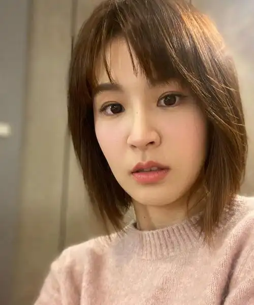 再也不是假小子终极一班雷婷晒豹纹裙近照37岁不显老