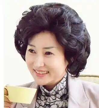 适合50岁中老年烫发发型能让中老年人变时尚的烫发发型