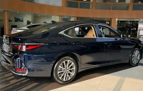 导读:雷克萨斯es:低配版落地不足25万,精致细腻,凯美瑞同款动力更成熟