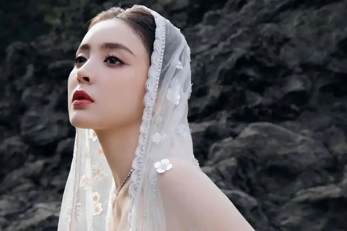 古力娜扎红毯婚纱照片,头纱造型绝美.