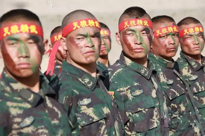 "天狼突击队"营区里有四句话标语:"无所畏惧,无比忠诚,无坚不摧,无