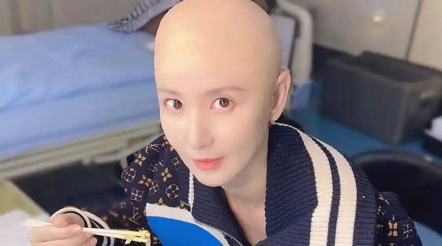 张萌光头#美女果然有颜任性,不过光头造型的萌萌子也挺好看的娱乐