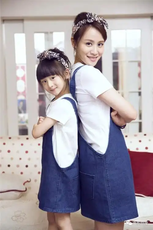 田亮10岁女儿森碟近照曝光出落成亭亭玉立的少女才10岁腿比田亮还长