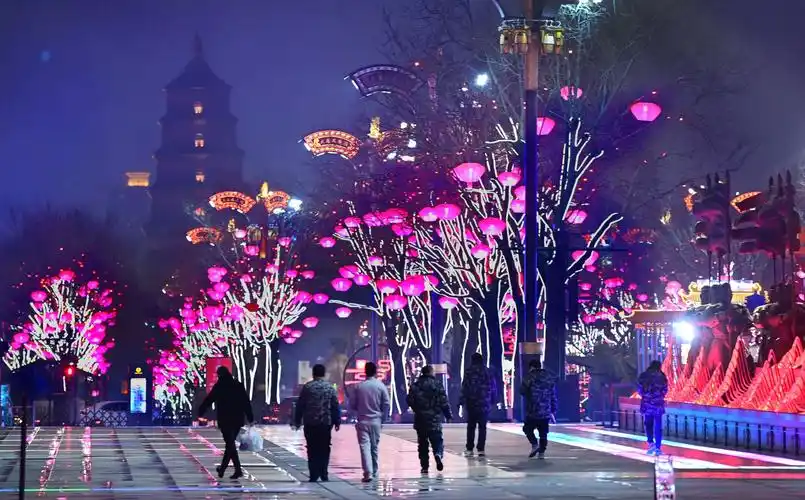 西安大唐不夜城灯光璀璨迎佳节