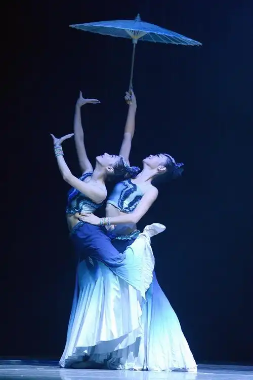 双人舞《画伞幽兰》