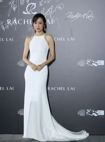 吕一穿绿色纱裙表演,闪光纱裙配珍珠扣,优雅时尚展现少女风韵