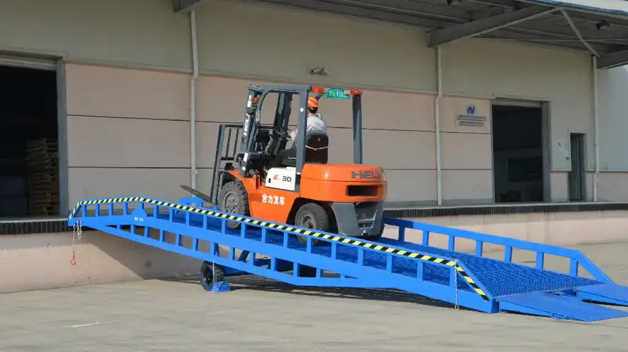 山东聚义重工集团七星聚义移动式液压登车桥集装箱货柜装卸货平台叉车