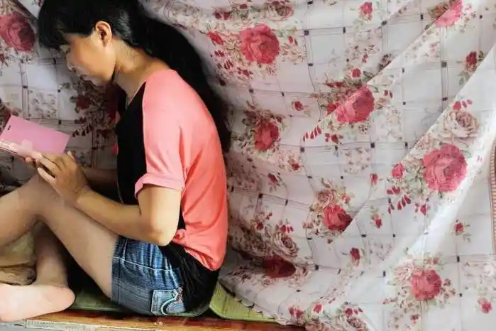 一些年轻的女工这个时候躲在床上等着外面洗漱的人少了才出去.