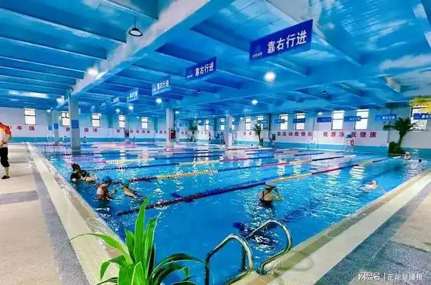 馆内水质清澈,设施完善,环境优雅,为市民们提供了一个舒适,安全的游泳