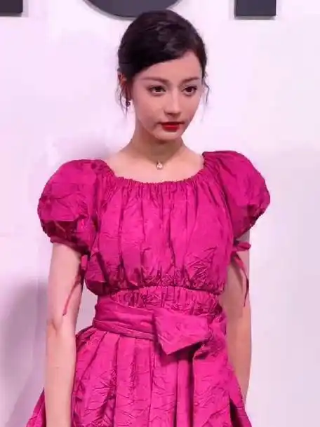 有网友说迪丽热巴的脸有些显老了,娜然可以接她的班,这有可能吗