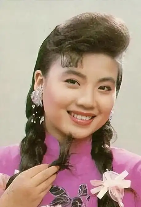 张也是一位才华横溢的年轻女艺人,大学毕业后被众多艺术团邀请,但她