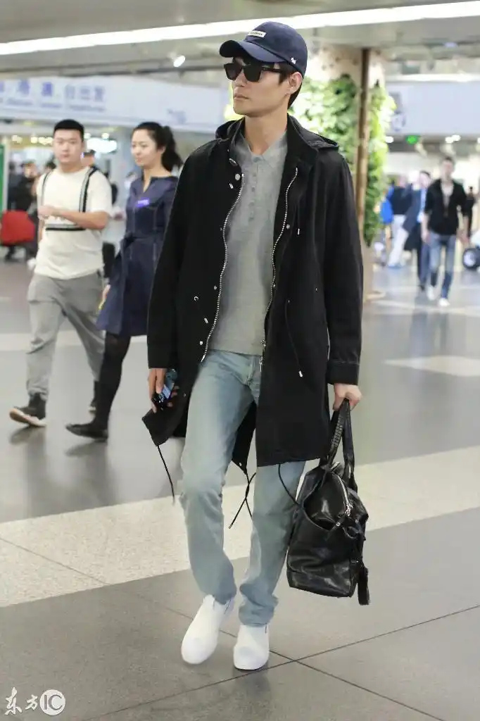 王凯现身机场 一身休闲装帅气十足 低调形似路人