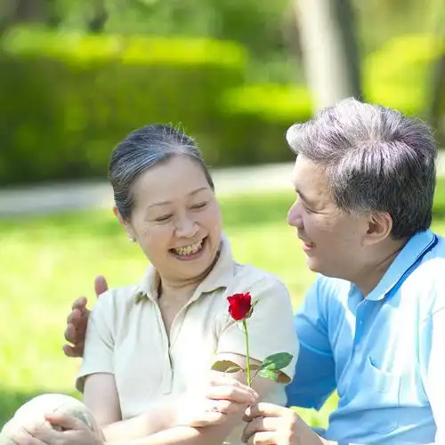 东方人,老年人,两个人,家庭,夫妻,坐,抱,笑,微笑,露齿笑,方图,室外