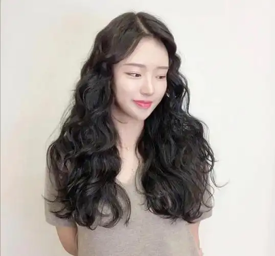 刘海可以选择随性轻薄的龙须刘海,甜美中带着可爱俏皮,这款长发小卷毛