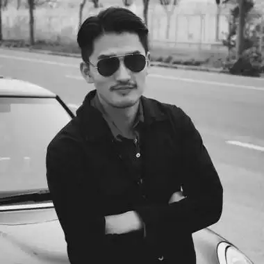 木兮:成熟魅力大叔黑白头像/这人间疾苦_男生头像_我要个性网