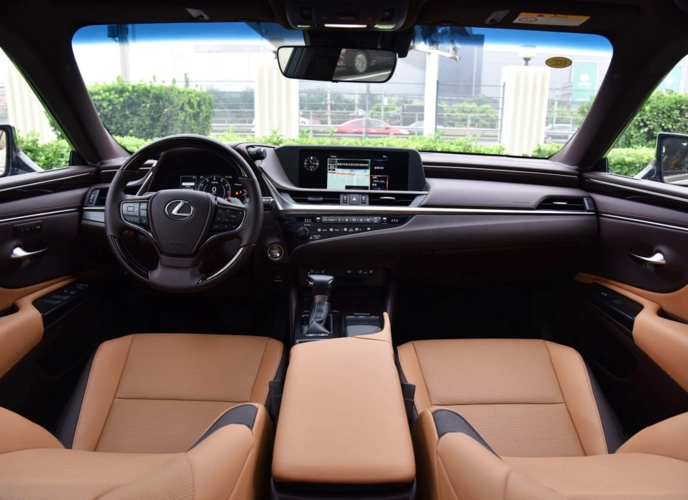给人眼前一亮的雷克萨斯es300h,内饰舒适度很高