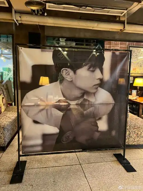 老板说是他们这里的一位老顾客,一位美女姐姐,强烈要求放出邓伦的海报