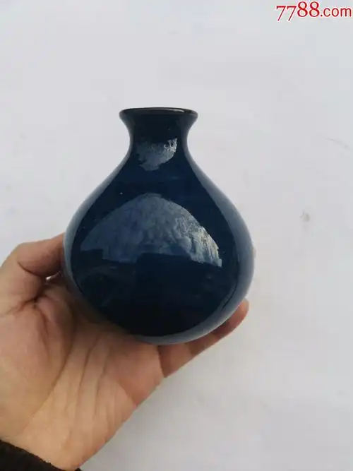 蓝釉小酒瓶