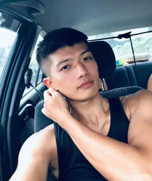 这是来自台湾的一枚小哥哥,现在是一名网红男模特