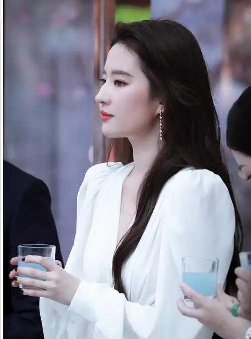 路人镜头下的刘亦菲,确实要比电视上好看!