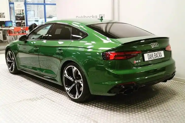 奥迪rs5,这绿色漂亮吧?在我们这估计绿色不好卖吧!