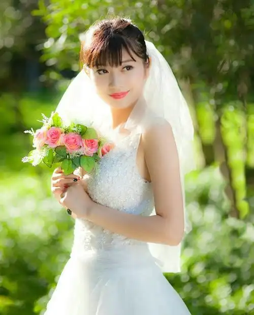 外景下的纯洁美丽唯美开心新娘子