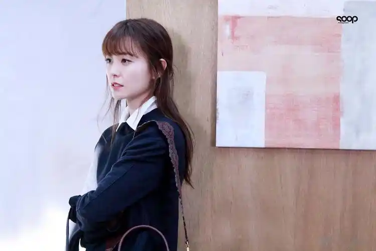 郑裕美魅力满分的画报拍摄现场_尹食堂_沪江韩语