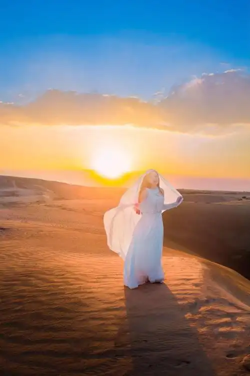 日落的沙漠人像摄影