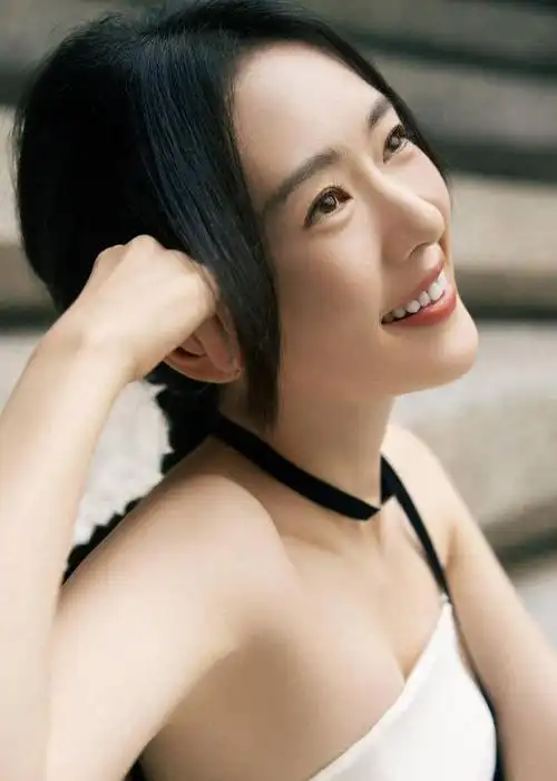 精致侧颜惊艳妩媚童瑶公主阿那亚活动尽显魅力