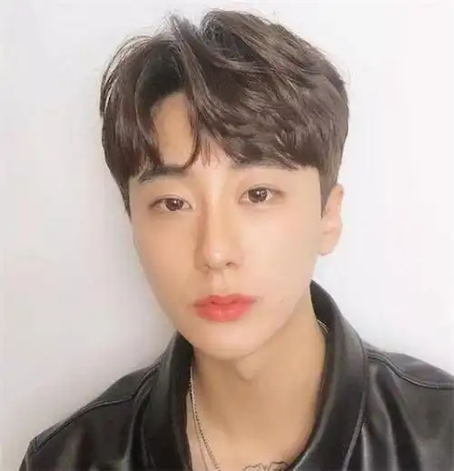 男生烫发三七分发型