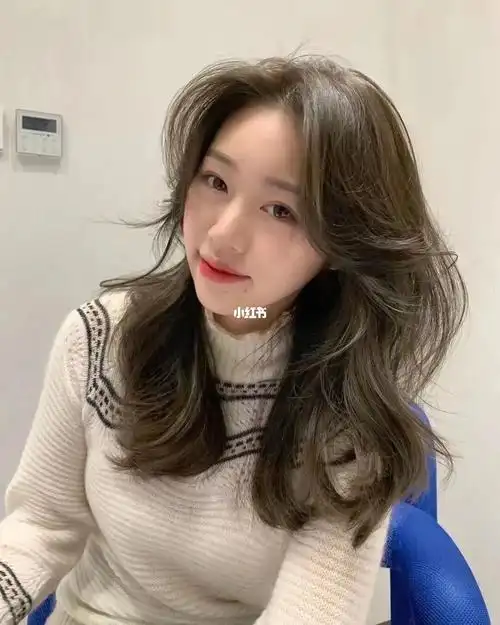 搭配温柔线条的发型真的太美了,让你轻松总有女神气质,长长的头发,垂