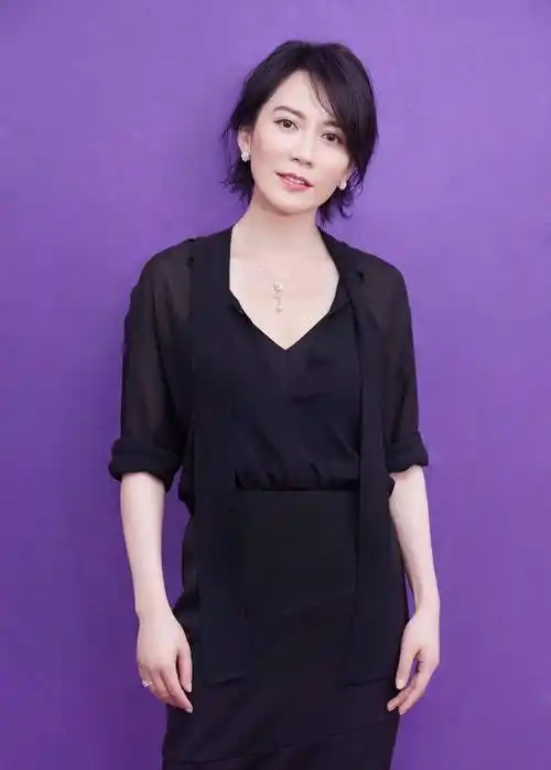 女人过了50岁,试试这3种发型,女明星们很喜欢_头发_自然人_长发