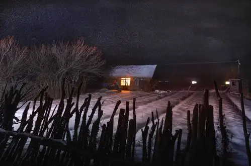 凤凰山村的风雪夜晚那一束暖暖的灯光