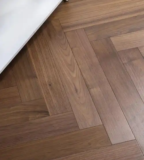 美国黑胡桃三层多层实木复合地板锁扣鱼骨拼人字拼厚皮地热暖出口