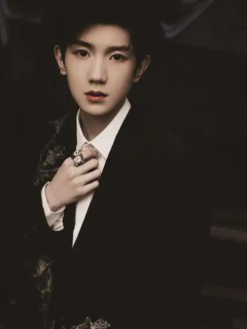 王源高清九宫格帅图分享,是高贵的小王子没错了