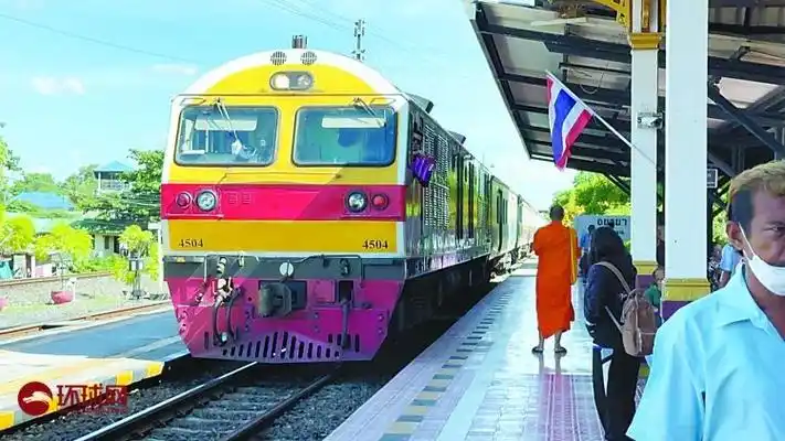 一列米轨火车抵达泰国大城府站.何卓谦摄